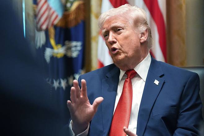 [워싱턴=AP/뉴시스] 도널드 트럼프 미국 대통령이 26일(현지 시간) 워싱턴 백악관에서 열린 내각 회의에서 발언하고 있다. 2026.03.27.