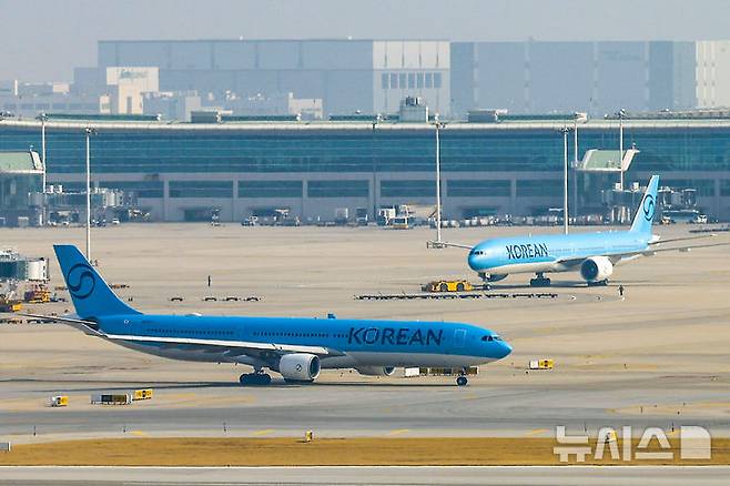[인천공항=뉴시스] 정병혁 기자 = 지난 25일 인천국제공항에서 항공기가 이동하고 있다.중동 사태 이후 주요 항공사들이 4월 유류할증료 대폭 인상을 예고하면서 항공권 예매를 계획하고 있던 여행객들은 비상이 걸렸다. 여행업계에 따르면 4월 유류할증료 급등을 앞두고 주요 여행사들이 선발권 동의 절차를 서두르는 한편 하드블록 상품과 프로모션을 통해 소비자 부담 완화에 나서고 있다. 2026.03.27 jhope@newsis.com