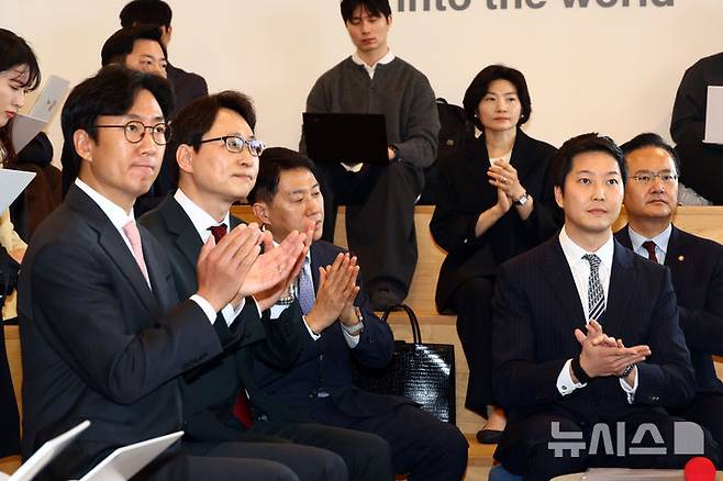 [서울=뉴시스] 고승민 기자 = 지난 25일 서울 여의도 코인원에서 열린 디지털자산 과세 제도 개선 관련 현장간담회에서 차명훈(오른쪽 두번째) 코인원 대표, 오세진(왼쪽) 코빗 대표, 이재원(왼쪽 두번째) 빗썸 대표, 오경석(왼쪽 세번째) 두나무 대표 등 디지털자산거래소 대표자들이 박수치고 있다. 2026.03.25. kkssmm99@newsis.com