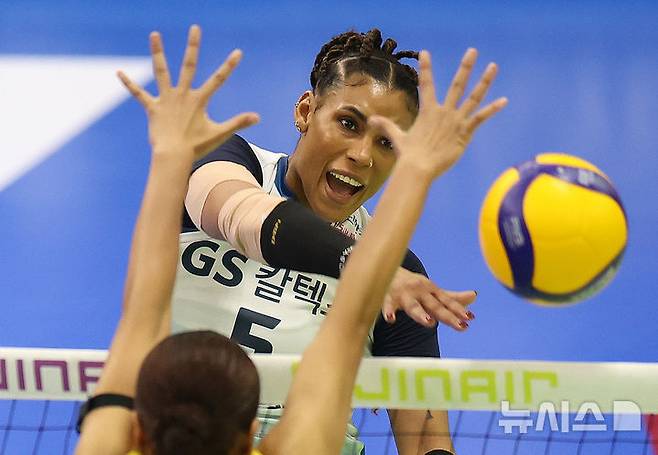 [수원=뉴시스] 조성우 기자 = 26일 경기 수원시 수원실내체육관에서 열린 2025~2026 V리그 여자부 플레이오프(PO) 1차전 현대건설과 GS칼텍스의 경기, GS칼텍스 지젤 실바가 스파이크 공격을 하고 있다. 2026.03.26. xconfind@newsis.com