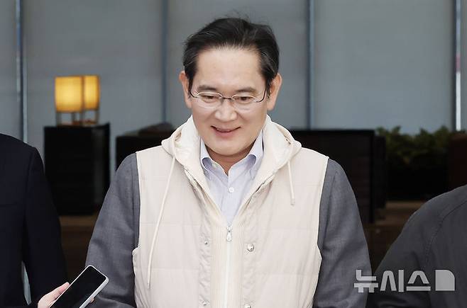 [서울=뉴시스] 김혜진 기자 = 이재용 삼성전자 회장이 유럽 출장을 마치고 13일 오후 서울 강서구 김포비즈니스항공센터를 통해 귀국하고 있다.  2026.03.13. jini@newsis.com