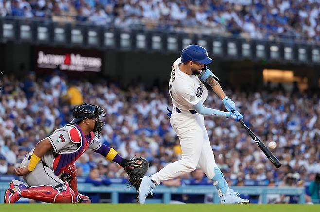 [로스앤젤레스=AP/뉴시스] 메이저리그(MLB) LA 다저스의 앤디 파헤스가 27일(한국 시간) 미국 캘리포니아주 로스앤젤레스의 유니클로 필드 앳 다저스타디움에서 열린 2026시즌 개막전 애리조나 다이아몬드백스와의 경기에서 5회말 홈런을 때려내고 있다. 2026.03.27