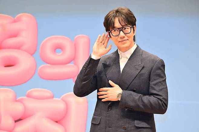 [서울=뉴시스] 27일 서울 여의도 KBS 아트홀에서 열린 '더 시즌즈-성시경의 고막남친' 제작발표회에서 가수 성시경이 포즈를 취하고 있다. (사진=KBS 제공) 2026.03.27. photo@newsis.com *재판매 및 DB 금지