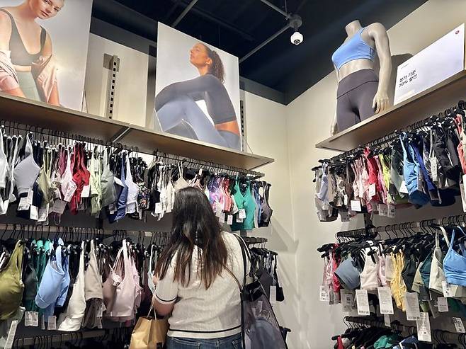 [서울=뉴시스] 권민지 기자 = 신세계사이먼 여주 프리미엄 아웃렛에서 쇼핑하고있는 원데이 투어 참가자. 2026.03.27. ming@newsis.com *재판매 및 DB 금지