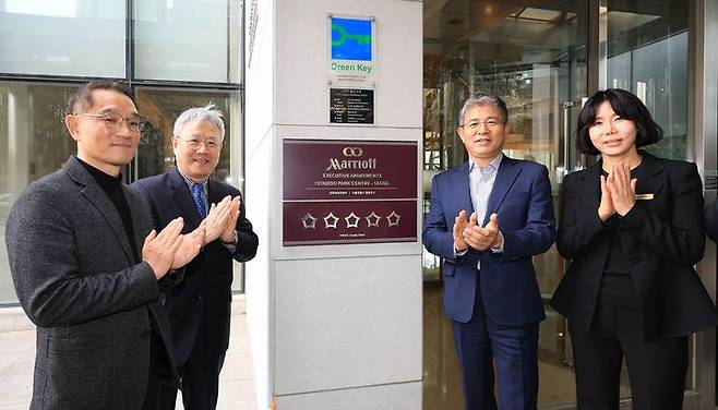 여의도 메리어트 호텔 5성 등급 재획득을 축하하는 오너사 아시아경 제마영민  대표이사, 장범식 대표이사 사장, 현상순 회장, 여의도 메리어트 호텔 김복례 호텔 총지배인(왼쪽부터) *재판매 및 DB 금지
