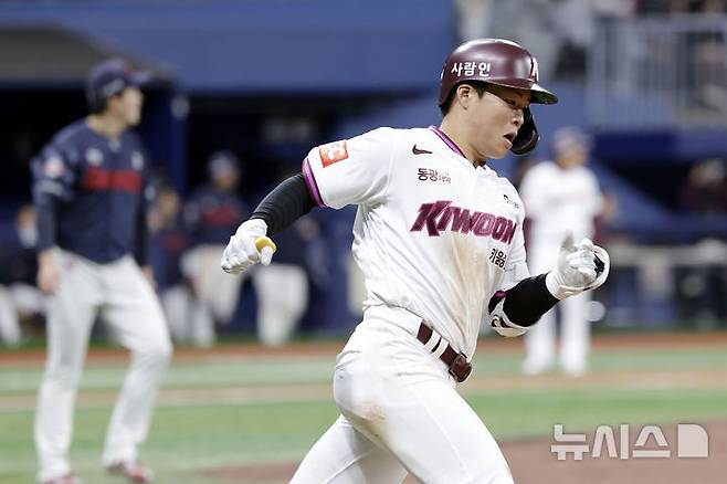 [서울=뉴시스] 최동준 기자 = 18일 서울 구로구 고척스카이돔에서 열린 2025 KBO리그 시범경기 롯데 자이언츠와 키움 히어로즈의 경기, 8회말 2사 주자 없는 상황 키움 여동욱이 솔로 홈런을 친 뒤 베이스를 돌고 있다. 2025.03.18. photocdj@newsis.com