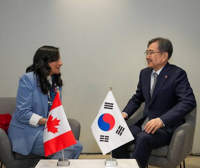 한-캐나다 외교장관회담 한-캐나다 외교장관회담      (서울=연합뉴스) 조현 외교부 장관이 26일(현지시간) 주요 7개국 협의체(G7) 외교장관회의 참석을 위해 프랑스를 방문해 아니타 아난드 캐나다 외교장관과 회담하고 있다. 2026.3.27 [외교부 제공. 재판매 및 DB 금지]     photo@yna.co.kr (끝)   <저작권자(c) 연합뉴스, 무단 전재-재배포, AI 학습 및 활용 금지>