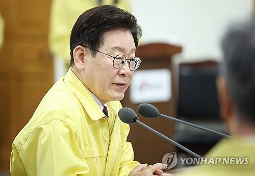 이재명 대통령, 석유공사 및 석유화학기업 간담회 (서산=연합뉴스) 김도훈 기자 = 이재명 대통령이 26일 충남 한국석유공사 서산 비축기지에서 열린 석유공사 및 석유화학기업 간담회에서 발언하고 있다. 2026.3.26 superdoo82@yna.co.kr
