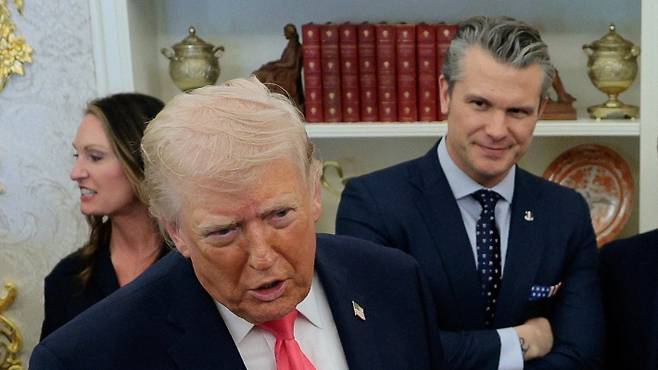 도널드 트럼프 미국 대통령과 피트 헤그세스 미국 국방부 장관. 연합뉴스