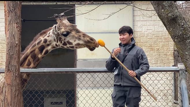 광주광역시 우치공원관리사무소는 사육사와 수의사가 직접 진행하는 우치동물원 동물 해설·교육 프로그램 '동물과 사는 남자'를 운영한다. 광주광역시 제공