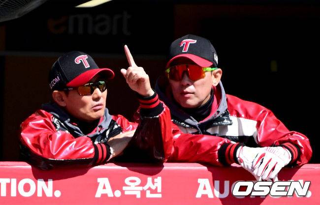 [OSEN=인천, 최규한 기자] 19일 인천 SSG랜더스필드에서 ‘2026 신한 SOL KBO리그’ 시범경기 SSG 랜더스와 LG 트윈스 경기가 열렸다. 홈팀 SSG는 타케다 쇼타, 방문팀 LG는 송승기를 선발로 내세웠다. 3회말 수비 때 LG 염경엽 감독과 김광삼 투수코치가 대화를 나누고 있다. 2026.03.19 / dreamer@osen.co.kr