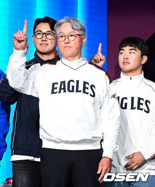 [OSEN=조은정 기자] 2026 신한 SOL KBO 리그 미디어데이&팬페스트 행사가 26일 서울 송파구 롯데호텔 월드에서 열렸다.2026 KBO 리그 정규 시즌은 오는 28일 인천(KIA-SSG), 잠실(LG-KT), 대구(삼성-롯데), 창원(NC-두산), 대전(한화-키움) 등 5개 구장에서 개막한다.&nbsp;한화 김경문 감독, 채은성, 문현빈이 포즈를 취하고 있다. 2026.03.26 /cej@osen.co.kr