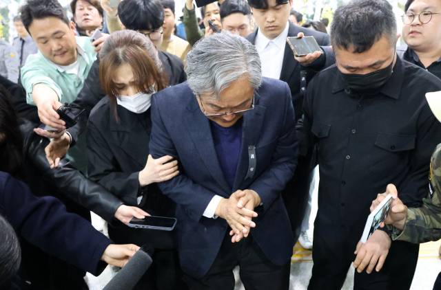 ▲대형 화재로 74명의 사상자가 발생한 대전 안전공업의 손주환 대표이사와 그의 딸(상무)이 지난 26일 오후 대전시청에 마련된 희생자 합동분향소를 찾아 조문한 뒤 사과의 뜻을 밝히고 있다. ⓒ연합뉴스