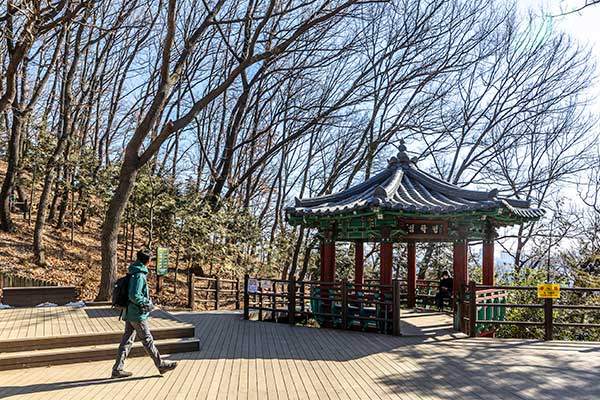 넓은 데크 광장이 있는 임학정.