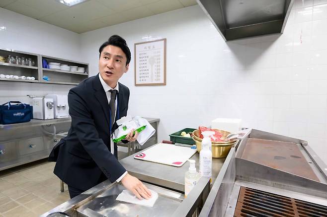 조영 세스코 전략기획실 사업개발팀장이 26일 서울 강동구 세스코 터치센터의 ‘시뮬레이션 센터’에서 취재진에게 위생 관련 다양한 시스템에 대해 설명하고 있다. 세스코 제공