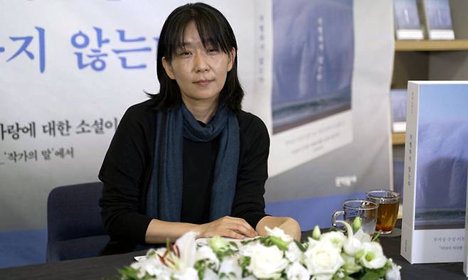 2021년 장편소설 ‘작별하지 않는다’ 발표 당시 온라인 기자 간담회를 하는 한강 작가. 문학동네 제공