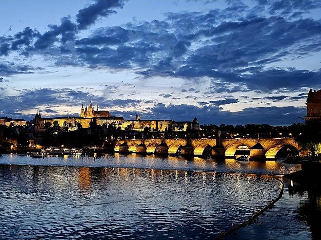 체코 프라하 까를교·프라하성 야경.&nbsp;&nbsp; 아르떼트래블 제공
