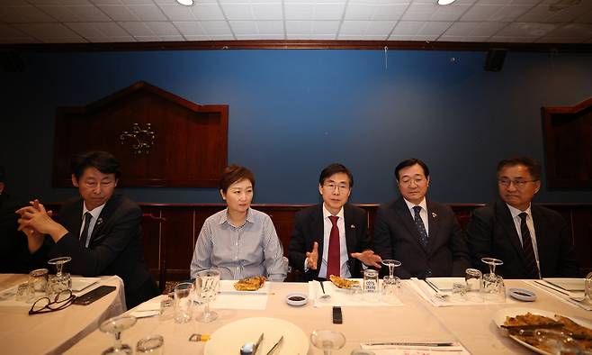 한미의원연맹 방미단이 26일(현지시간) 미국 워싱턴DC 인근에서 특파원단 간담회를 진행하고 있다. 왼쪽부터 이훈기·이언주 더불어민주당 의원, 조경태 국민의힘 의원, 민홍철 민주당 의원, 최형두 국민의힘 의원. 연합뉴스