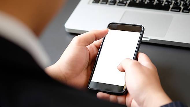 연봉 10억원 자산가들의 스마트폰 첫 화면. 화려한 유혹 대신 ‘적막한 집중’을 선택한 실무적 풍경이다. 게티이미지뱅크