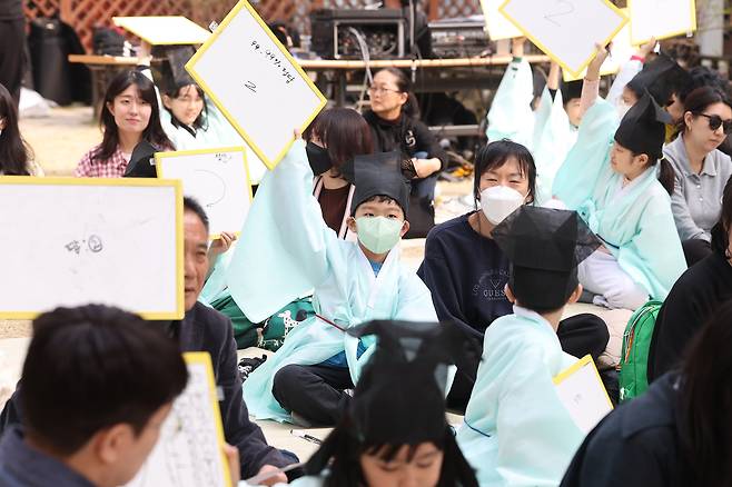 27일 서울 종로구 서울역사박물관 어린이박물관에서 열린 개관 축하행사 '도전 한양 골든벨'에서 참여 어린이들이 정답을 들어보이고 있다. 연합뉴스