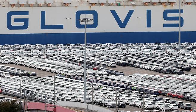 경기 평택시 포승읍 평택항에 수출용 자동차가 세워져 있다. 뉴스1