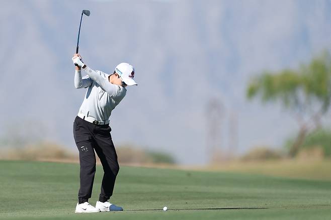 아이언 샷을 하고 있는 김효주. 사진 제공=AFP연합뉴스