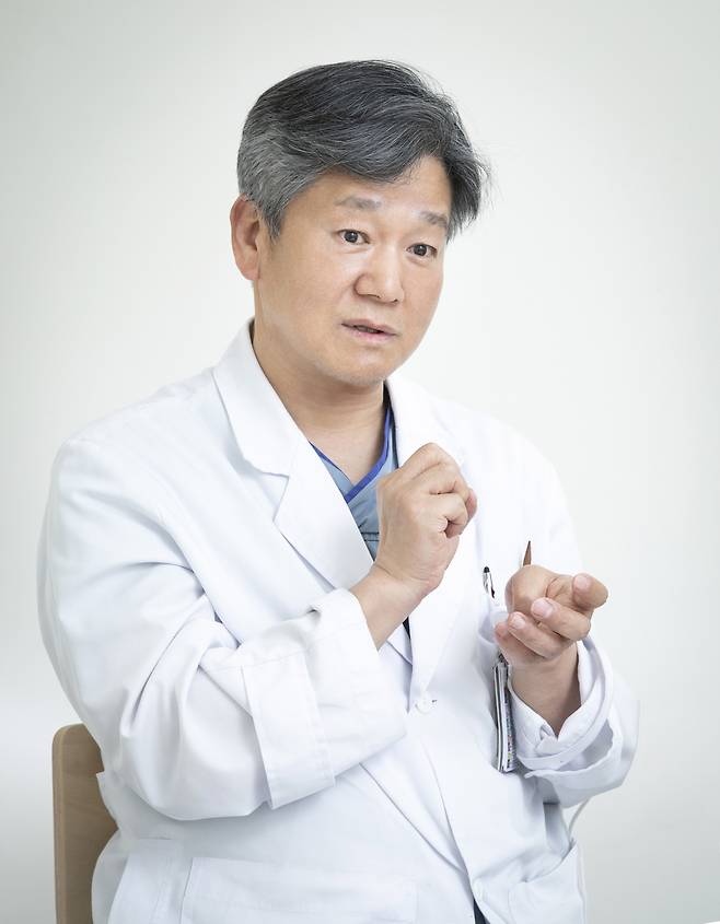 이재관 대한산부인과학회 이사장(고대구로병원 산부인과 교수)이 자궁경부암 예방과 조기 진단의 중요성에 대해 설명하고 있다. 사진 제공=고대구로병원