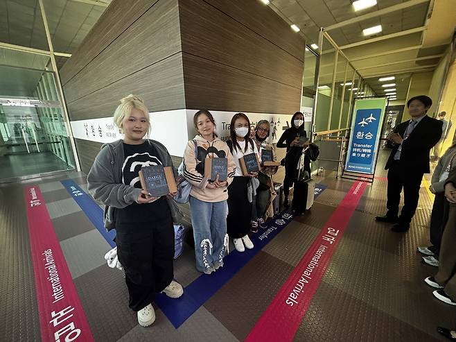 26일 대구공항 국제선 환승구역에서 환승객 환대행사가 열리고 있다. 사진 제공=한국공항공사