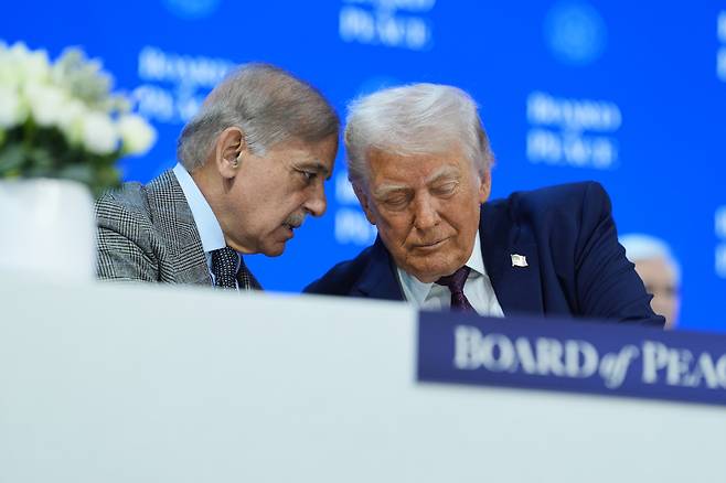 무하마드 셰바즈 샤리프 파키스탄 총리(왼쪽)가 1월 스위스 다보스에서 열린 세계경제포럼에서 도널드 트럼프 미국 대통령과 대화하고 있다. AP연합뉴스