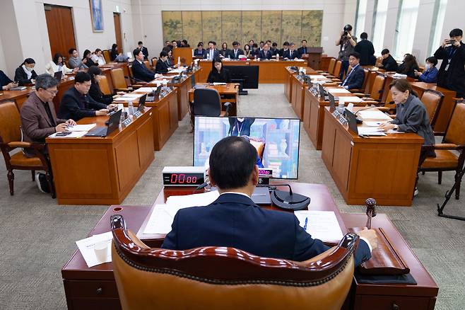 김교흥 국회 문화체육관광위원장이 27일 서울 여의도 국회에서 열린 제433회 국회(임시회) 문화체육관광위원회 제2차 전체회의에서 의사봉을 두드리고 있다. 2026.3.27 뉴스1