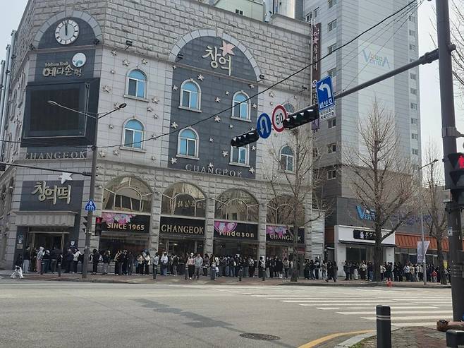 최근 창억떡을 먹기 위해 길게 늘어선 줄. 사진=스레드 갈무리