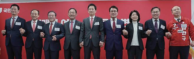 6·3 지방선거 대구시장에 도전한 국민의힘 예비후보들이 3월10일 국민의힘 후보 면접에 참석하며 기념촬영을 하고 있다. 왼쪽부터 최은석·추경호·윤재옥·주호영·유영하 의원, 이재만 전 대구 동구청장, 이진숙 전 방송통신위원장, 홍석준 전 의원, 김한구 전 달성군 새마을협의회 감사. 주호영 의원과 이 전 위원장은 컷오프됐다. ⓒ연합뉴스