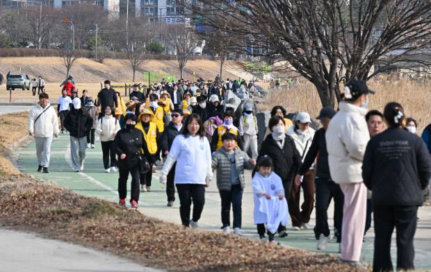 시민들이 서천변을 걷고 있는 모습 ⓒ영주시 제공