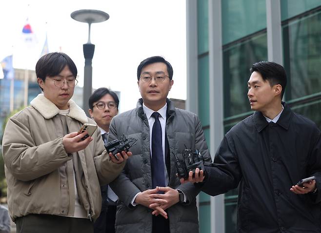 장경태&nbsp;의원이 3월19일 서울 종로구 서울경찰청에서 열린 자신의 성추행 의혹 사건 관련 수사심의위원회에 앞서 취재진 질문에 답하고 있다. ⓒ연합뉴스