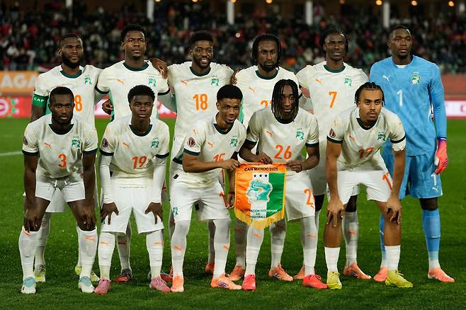 코트디부아르 축구대표팀 선수들이 1월 아프리카네이션스컵 8강전 이집트전에 앞서 단체 사진을 찍고 결의를 다지고 있다. 아가디르｜AP뉴시스