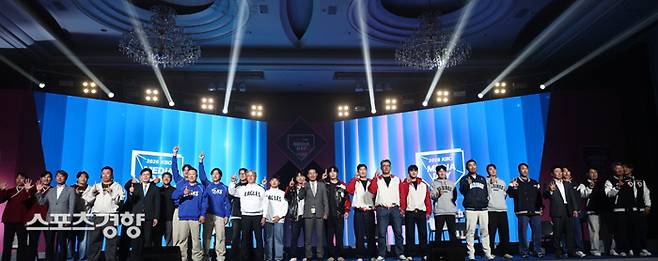 KBO리그 10개 구단 감독과 선수들이 26일 서울 롯데호텔월드에서 열린 2026 프로야구 개막 미디어데이 행사에서 올 시즌 순위 목표를 표현하는 손가락을 들어올리며 기념촬영을 하고 있다. 한수빈 기자