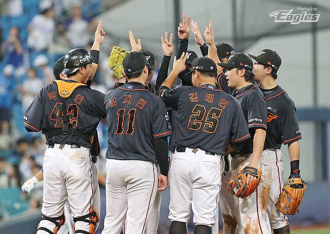 승리에 환호하는 한화 선수들. 연합뉴스