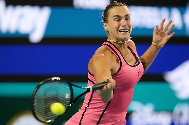 아리나 사발렌카가 27일 미국 플로리다주 마이애미에서 열린 엘레나 리바키나와 마이애미오픈 단식 4강에서 포핸드를 치고 있다. 마이애미 | AP연합뉴스