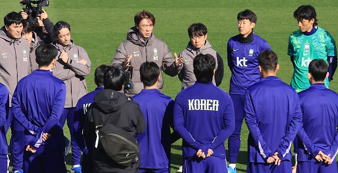 홍명보 축구대표팀 감독(윗줄 왼쪽에서 세 번째)이 27일 영국 런던 인근의 밀턴킨스에서 진행된 훈련에서 선수들에서 지시를 하고 있다. 연합뉴스
