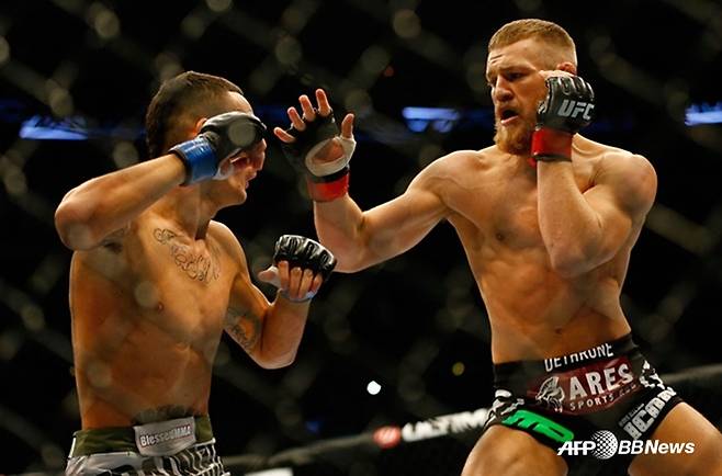 맥스 할로웨이(왼쪽)와 코너 맥그리거. /AFPBBNews=뉴스1