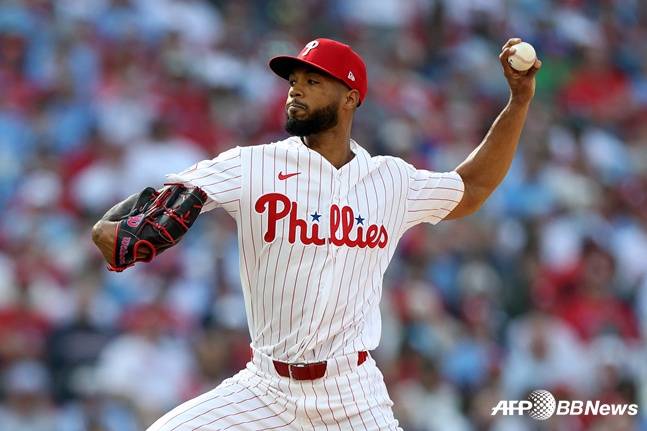 역투를 펼치고 있는 산체스. /AFPBBNews=뉴스1