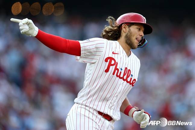 필라델피아 필리스 알렉 봄이 27일 텍사스 레인저스와 2026 메이저리그 개막전에서 홈런을 터뜨리고 있다. /AFPBBNews=뉴스1