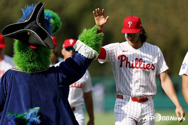 팀 승리를 이끈 봄이 마스코트와 하이파이브를 하고 있다. /AFPBBNews=뉴스1