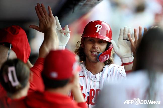 홈런을 날린 봄이 더그아웃에서 동료들의 환영을 받고 있다. /AFPBBNews=뉴스1