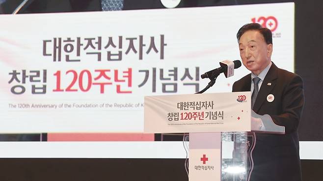 인종차별' 발언으로 물의를 일으킨 김철수 전 대한적십자사 회장은 지난해 11월 사임했다.[사진｜뉴시스]&nbsp;