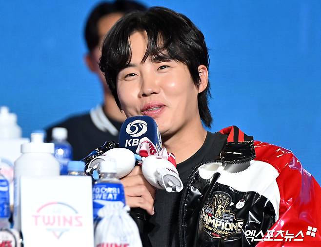 26일 오후 서울 송파구 롯데호텔 월드에서 열린 ‘2026 신한은행 SOL KBO’ 미디어데이, LG 임찬규가 질문에 답변하고 있다. 잠실, 김한준 기자