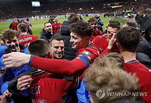 홍명보 감독이 이끄는 대한민국 축구 국가대표팀(A대표팀)의 2026 국제축구연맹(FIFA) 북중미 월드컵(캐나다·미국·멕시코 공동개최) 조별리그 첫 상대는 덴마크와 체코간 경기 승자로 압축됐다.  유럽축구연맹(UEFA) 플레이오프 패스D 준결승에서 덴마크와 체코가 각각 승리를 거두며 마지막 관문에 진출했고, 양 국가 간 결승전 승자가 한국과 같은 A조에서 첫 경기를 치르게 된다.  이번 월드컵 유럽 플레이오프는 16개국이 네 갈래 길로 나뉘어 단판 승부를 펼치는 토너먼트다. 각 패스의 우승국만이 월드컵 본선 진출권을 손에 넣는 구조이기에 더욱 처절한 승부가 펼쳐졌다.연합뉴스