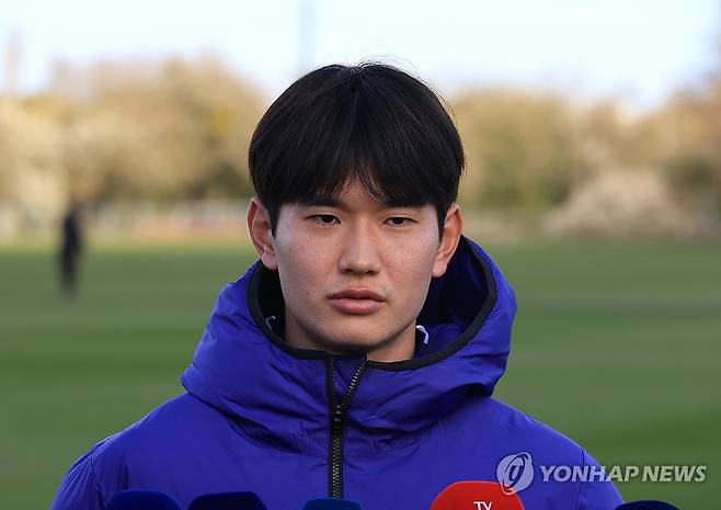 인터뷰하는 김진규 (밀턴킨스[영국]=연합뉴스) 최재구 기자 = 코트디부아르전을 앞둔 한국 축구 국가대표팀의 김진규가 26일(현지시간) 영국 런던 북서쪽 밀턴킨스 MK돈스 훈련장에서 훈련에 앞서 인터뷰하고 있다. 2026.3.27 jjaeck9@yna.co.kr