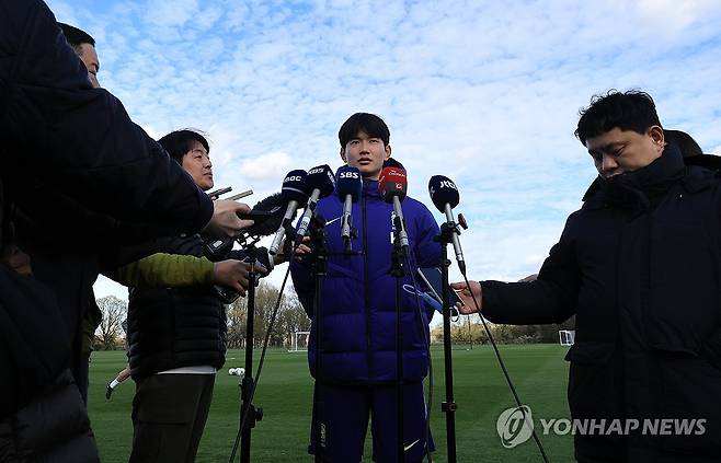 인터뷰하는 김진규 (밀턴킨스[영국]=연합뉴스) 최재구 기자 = 코트디부아르전을 앞둔 한국 축구 국가대표팀의 김진규가 26일(현지시간) 영국 런던 북서쪽 밀턴킨스 MK돈스 훈련장에서 훈련에 앞서 인터뷰하고 있다. 2026.3.27 jjaeck9@yna.co.kr