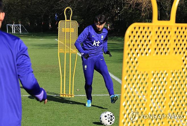 훈련하는 손흥민 (밀턴킨스[영국]=연합뉴스) 최재구 기자 = 코트디부아르전을 앞둔 한국 축구 국가대표팀의 손흥민이 26일(현지시간) 영국 런던 북서쪽 밀턴킨스 MK돈스 훈련장에서 팀동료들과 훈련하고 있다. 2026.3.27 jjaeck9@yna.co.kr